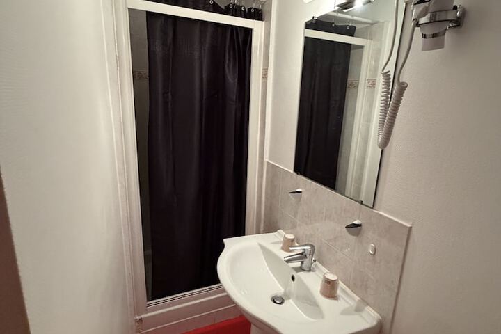 Room 27 of 42