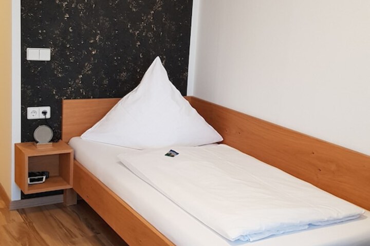 Room 6 of 32