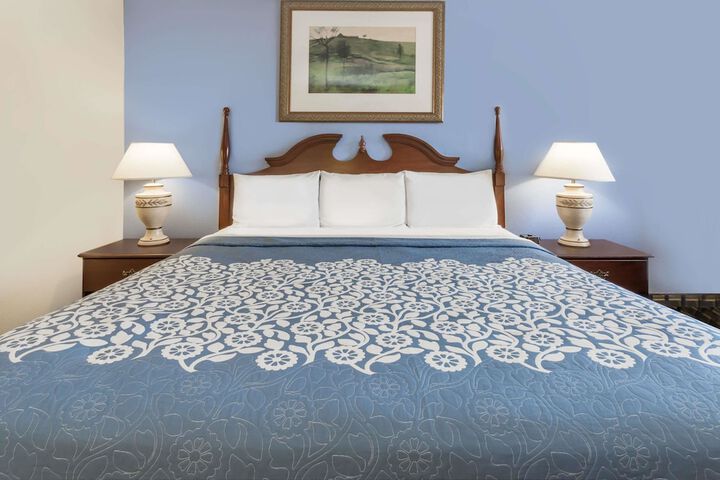1 King Bed (4 of 6)