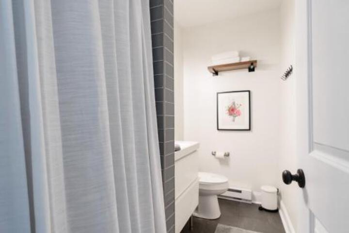 Cozy 2BR on Terrace - Walk to Manayunk in Philadelphia, PA