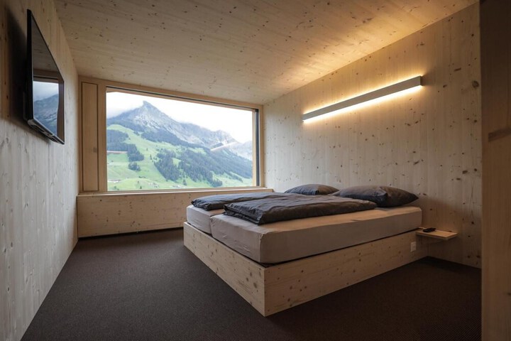 Room 6 of 37