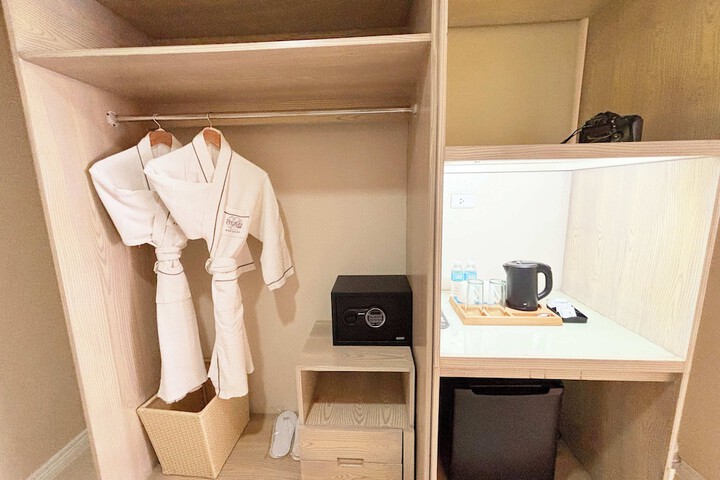 Room 28 of 211