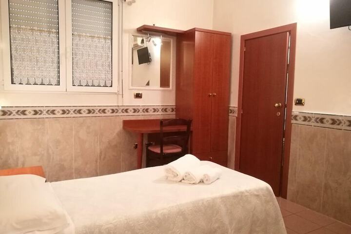 Room 4 of 7