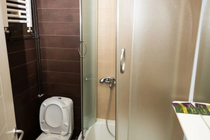 Room 7 of 16