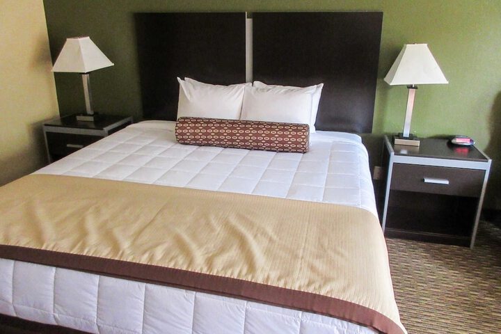 1 King Bed (3 of 10)