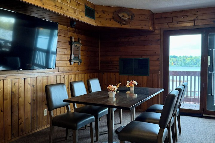 Lounge 105 of 115