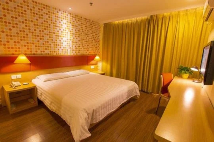 Room 3 of 8