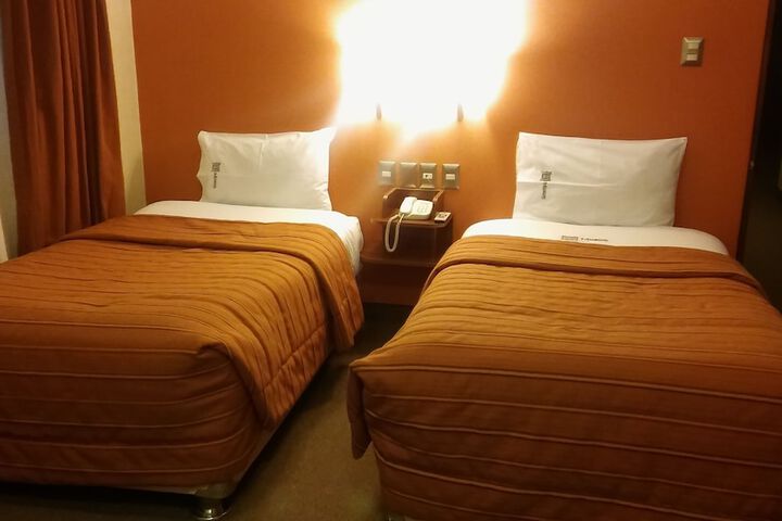 Room 8 of 48