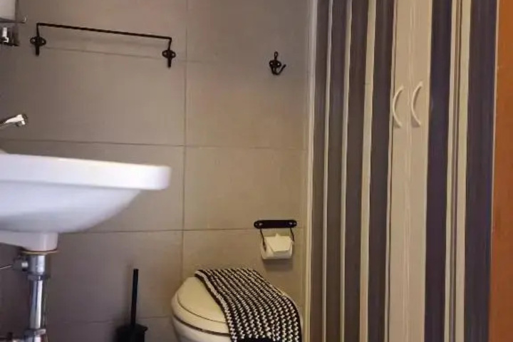 Room 5 of 6
