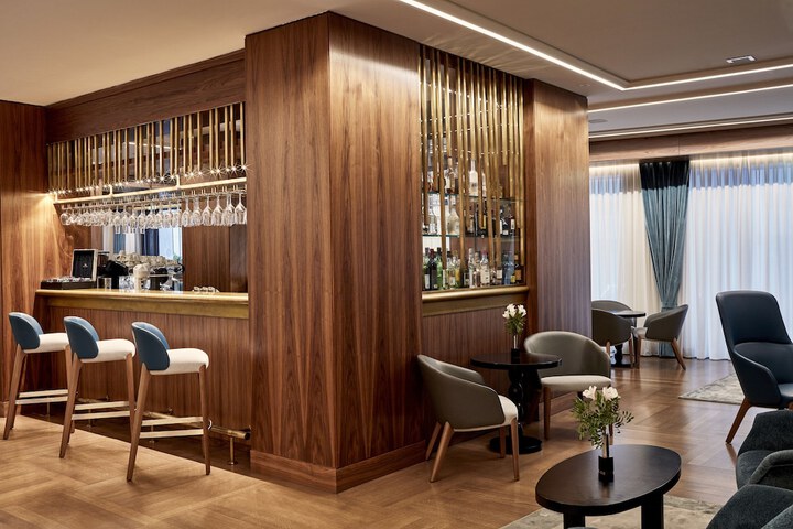 Lounge 80 of 91