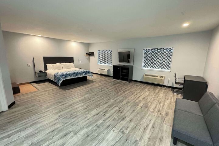 1 King Bed - Free WiFi, Microwave, Refrigerator, Coffeemaker Free Continental Breakfast (15 of 18)