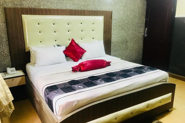 Room 4 of 25