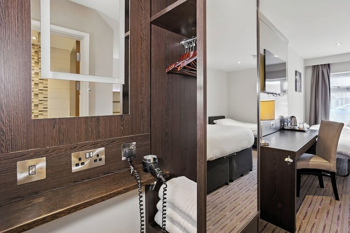 Room 12 of 32