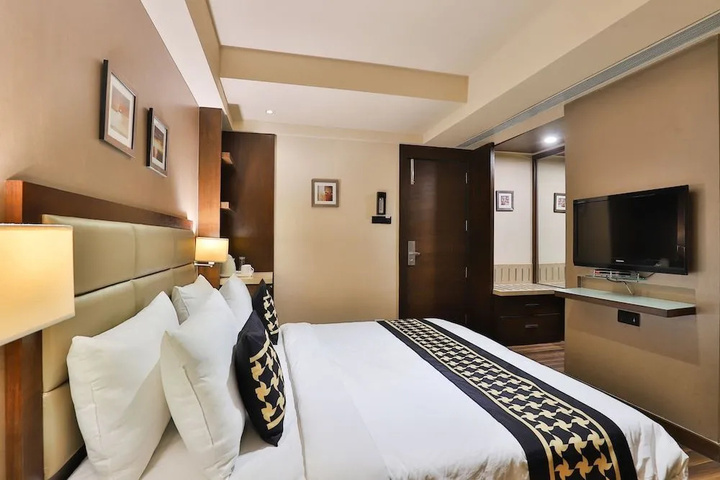 Room 4 of 8