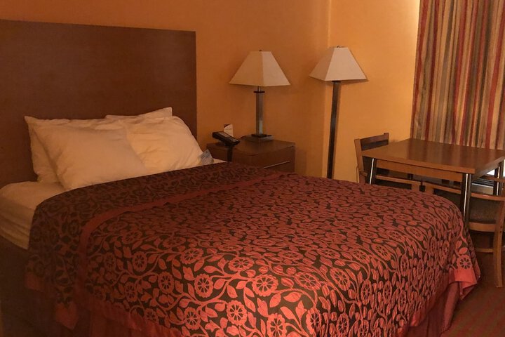 1 Queen Bed (10 of 13)