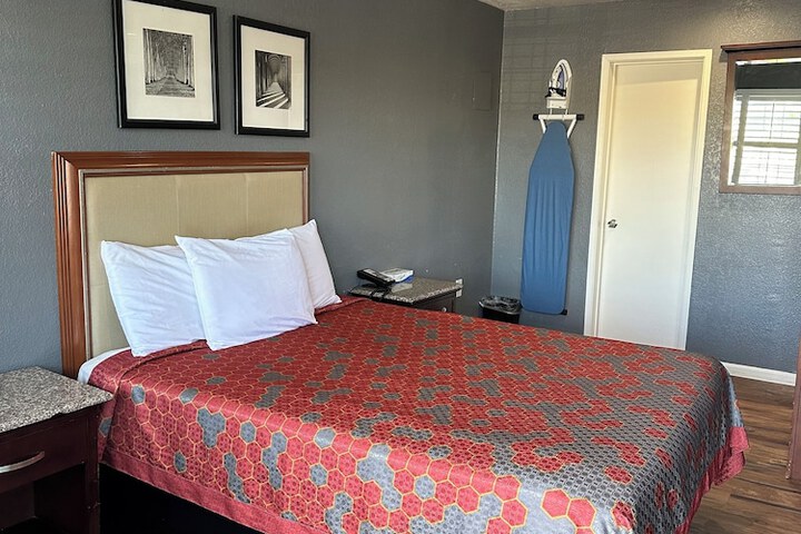 1 Queen Bed (6 of 7)