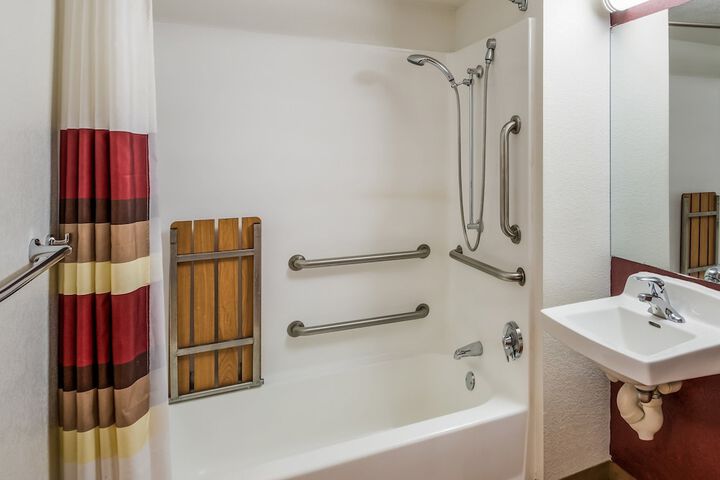 1 Queen Bed (6 of 14)