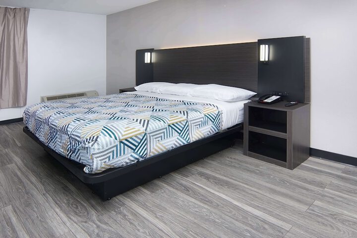 1 King Bed (8 of 8)