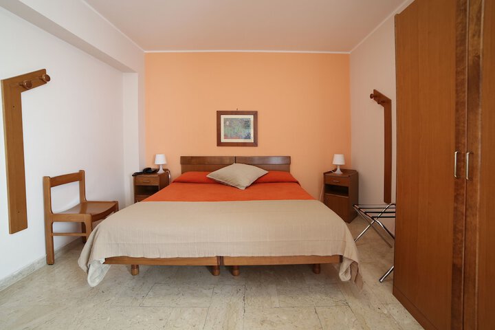 Room 10 of 30