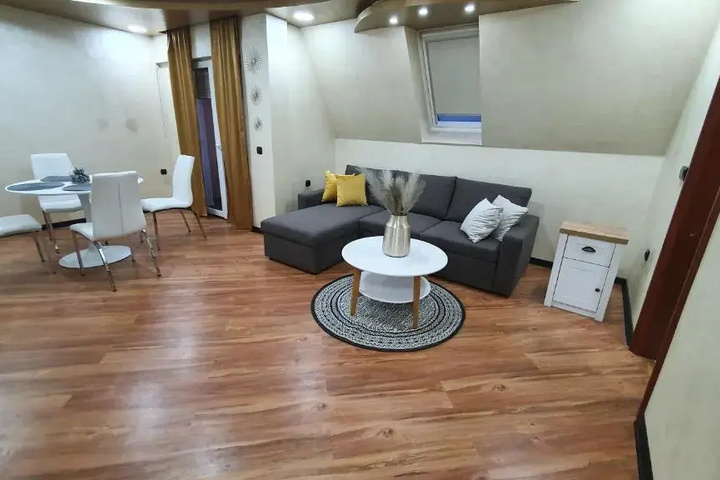 Room 6 of 14