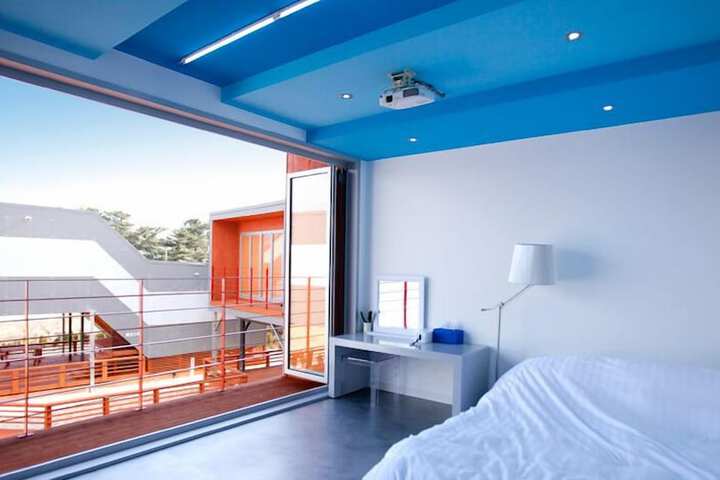 Room 9 of 37