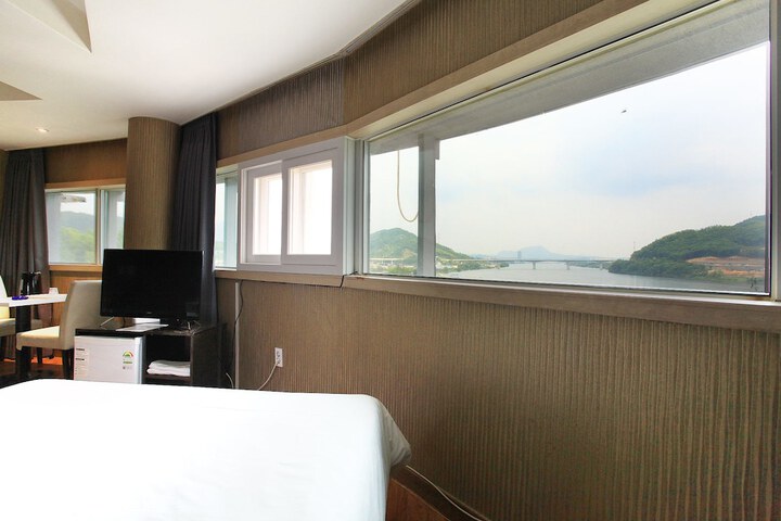 Room 3 of 62