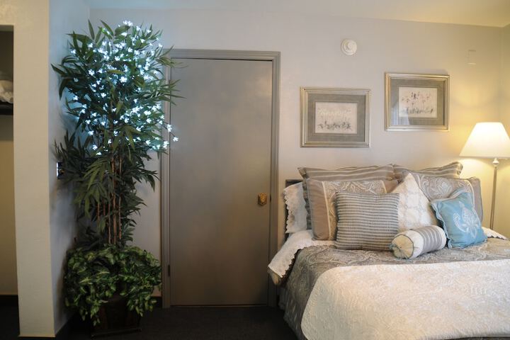 Deluxe Queen Bed (25 of 49)