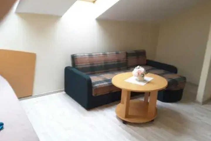 Room 6 of 12