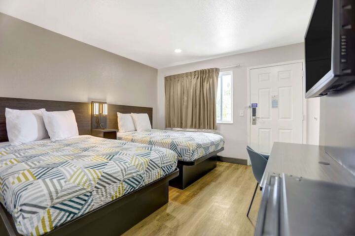 Double Bed Accessible (10 of 14)