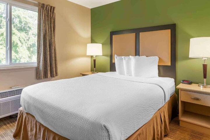 1 Queen Bed (7 of 10)