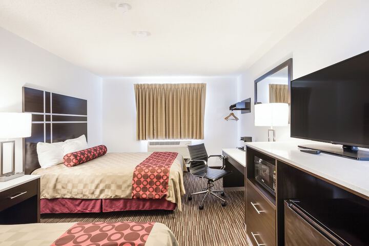 1 Queen Bed (10 of 13)