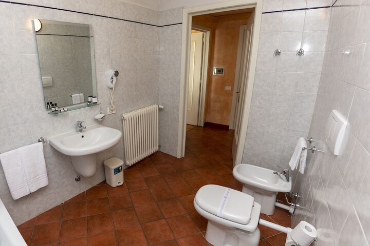 Room 9 of 18