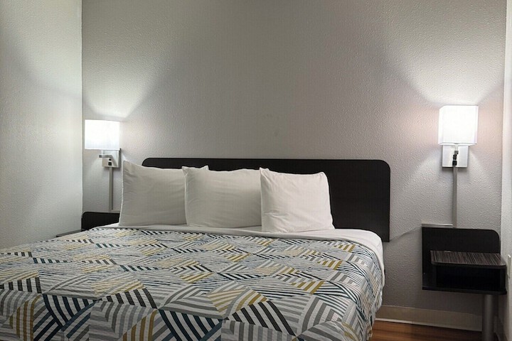 Room 10 of 28