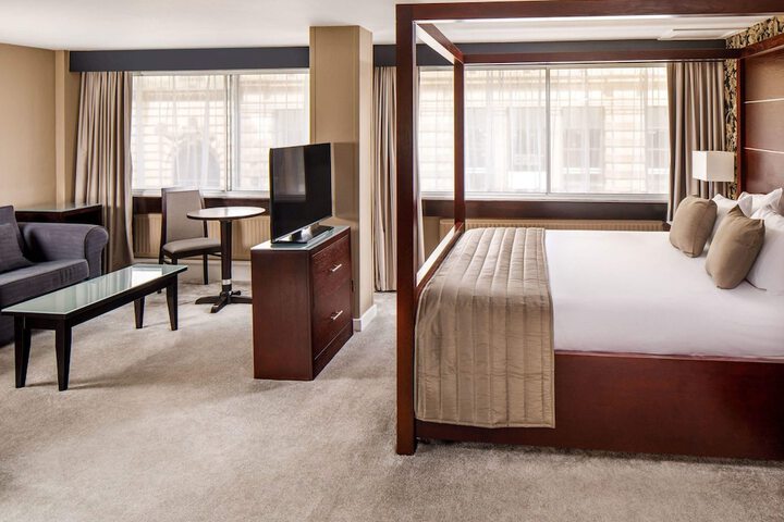 Room 25 of 61