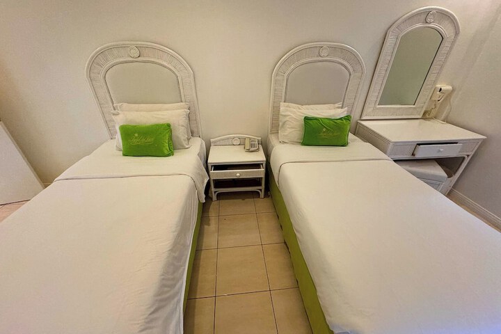 Room 40 of 164
