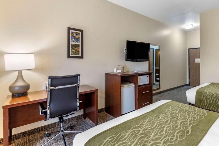 2 Queen Beds (5 of 6)