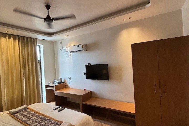 Room 5 of 38