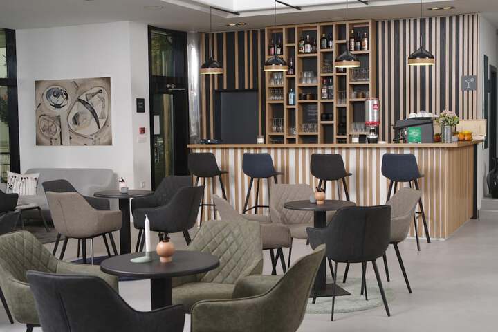 Lounge 42 of 52