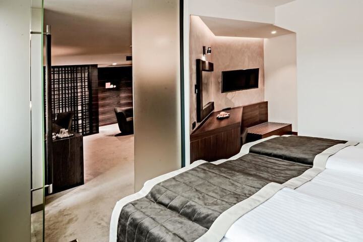 Room 12 of 73