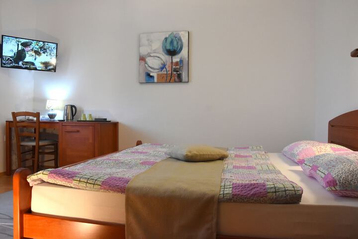 Room 8 of 80