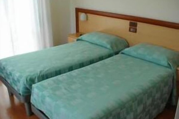 Room 2 of 63