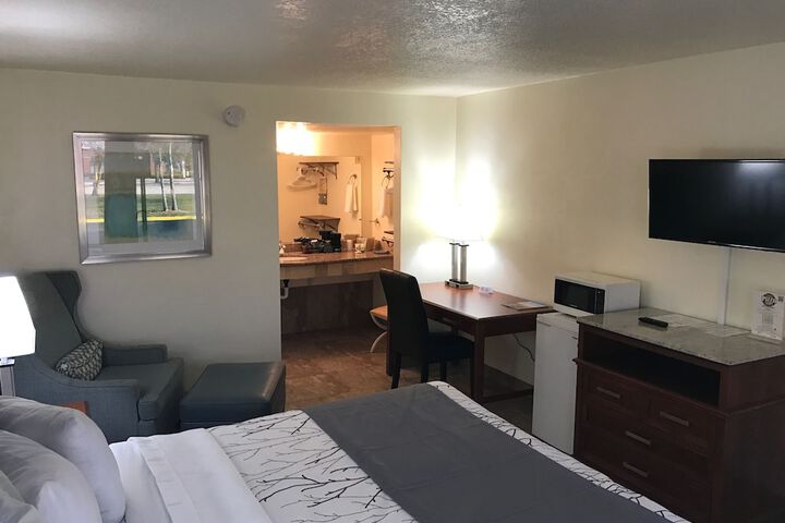 1 King Bed (4 of 6)