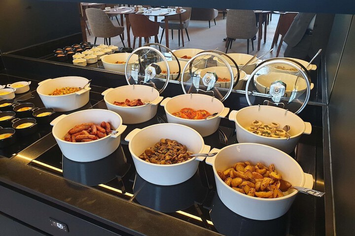 Breakfast/Coffee Service 90 of 181