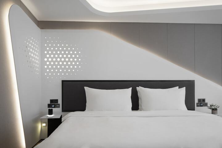 Room 14 of 36
