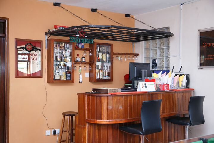Lounge 58 of 76