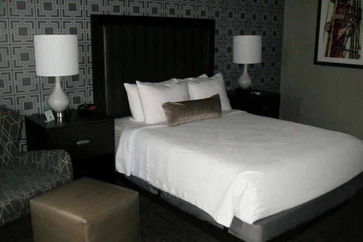 1 King Bed (10 of 14)