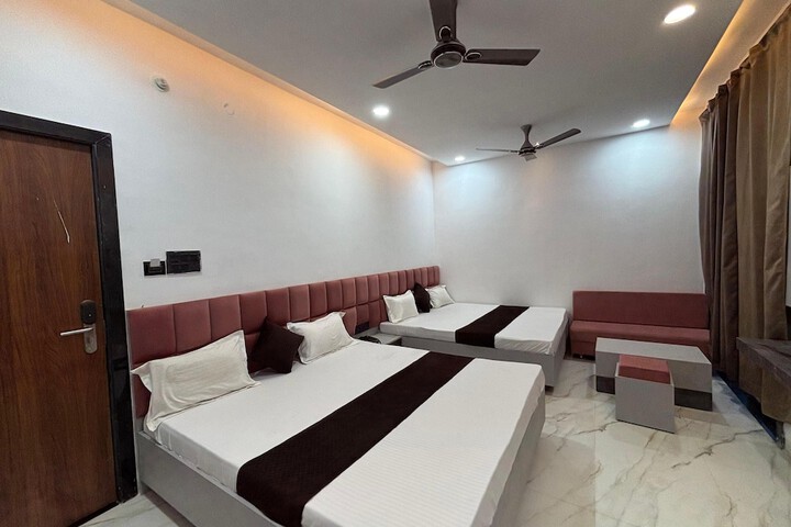 Room 4 of 12