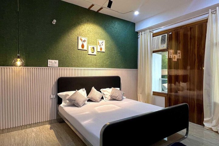 Room 14 of 18