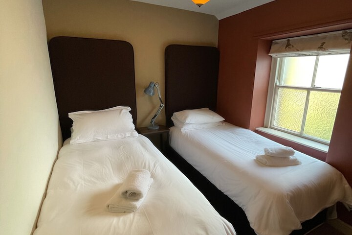 Room 8 of 33
