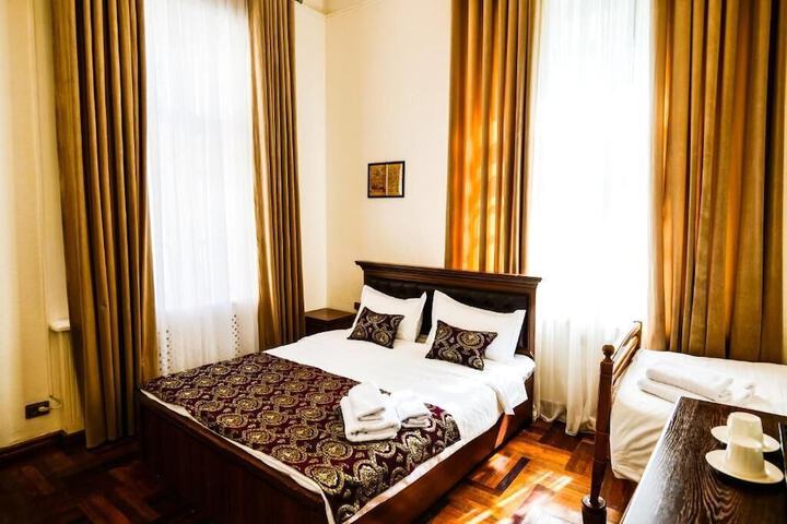 Room 6 of 18